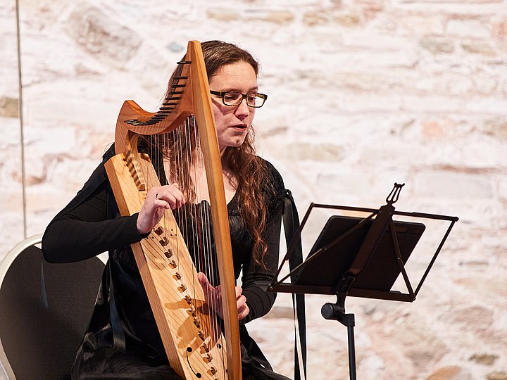 Eine Harfenistin begleitet den Festakt musikalisch