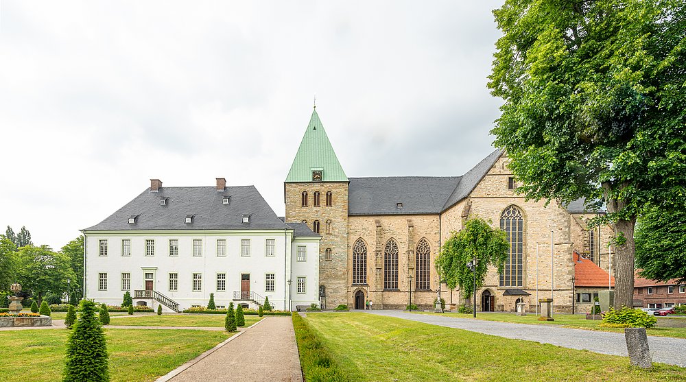 Die Abtei Liesborn mit Klosterkirche und Garten von außen