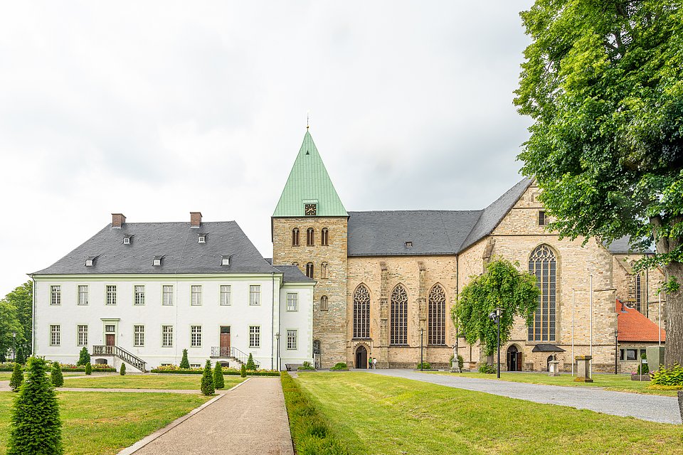 Die Abtei Liesborn mit Klosterkirche und Garten von außen