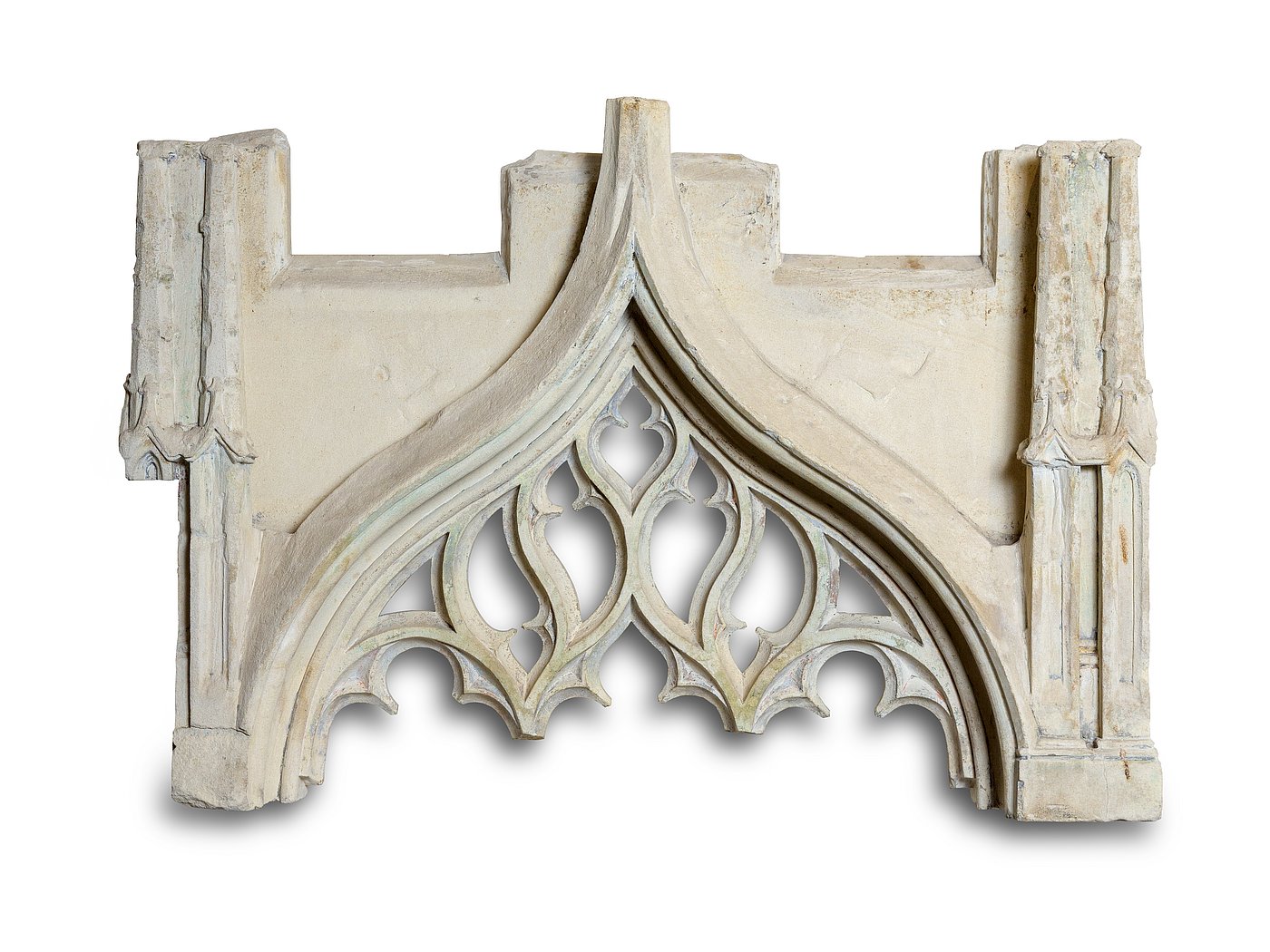 Gotisches Maßwerkfragment aus hellem Sandstein