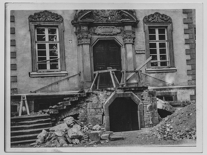 Historische Aufnahme des ehemaligen Haupteingangs, davor eine Baustelle