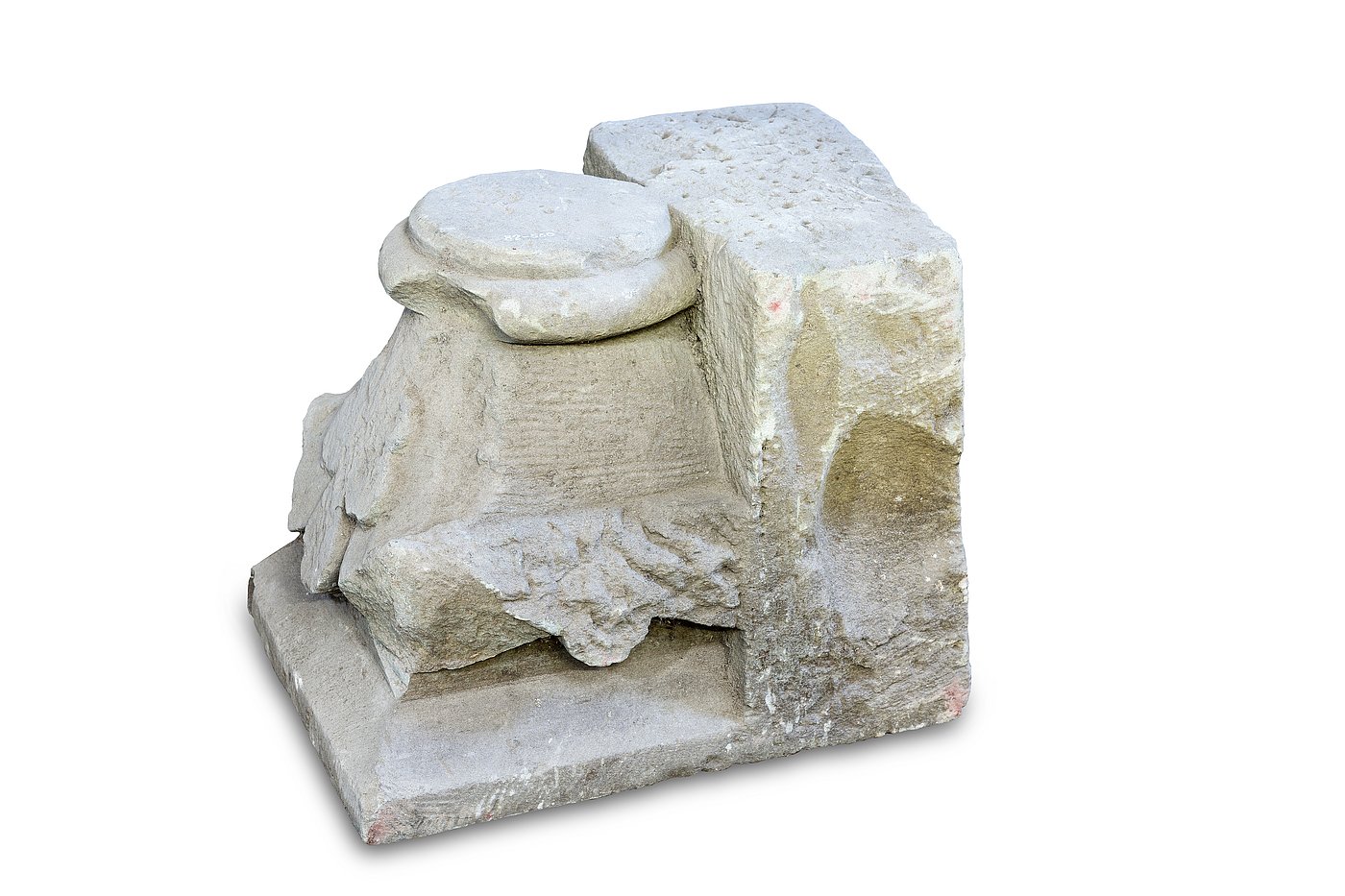 Sandsteinblock mit abgearbeiteter Oberfläche
