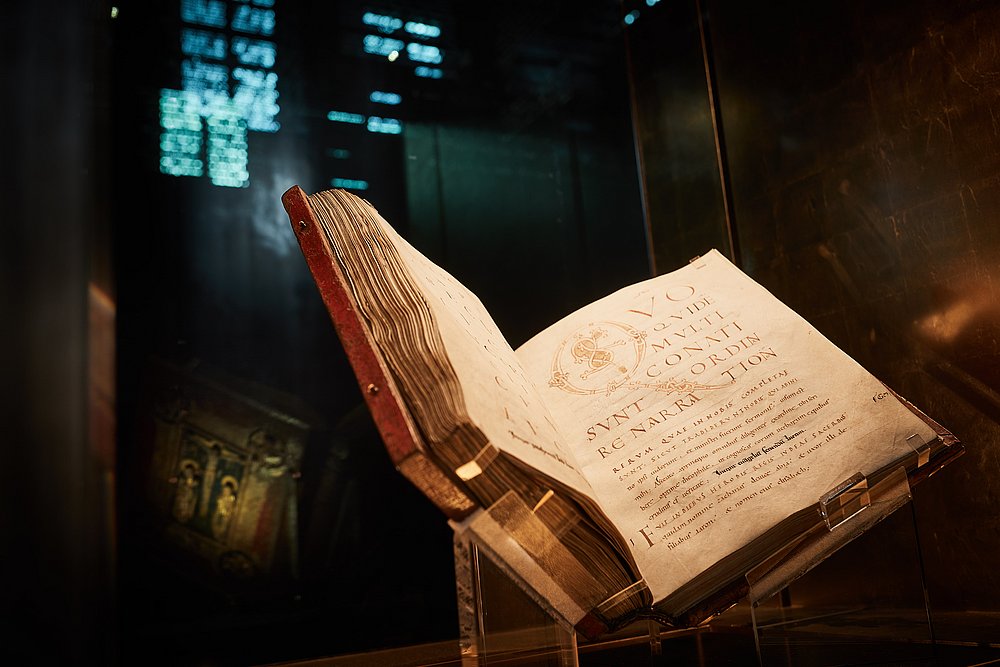 Das aufgeschlagene Liesborner Evangeliar in einer beleuchteten Vitrine