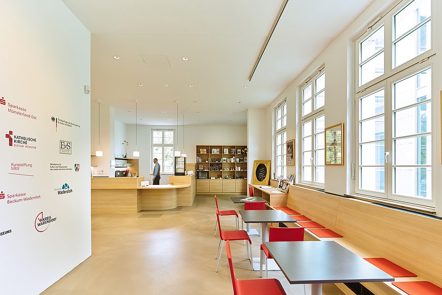 Blick in das Museums-Café und den Shop