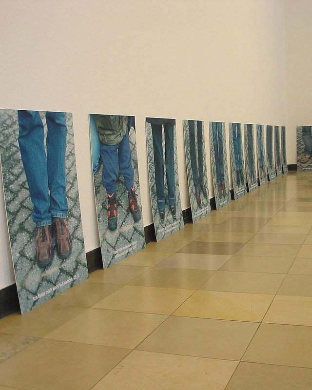 Raumfüllende Gletscherlandschaft und Füße aus Liesborn im Museum Abtei Liesborn. Ausstellung mit Arbeiten von Renate Frerich und Joachim Knobloch vom 10.02.-30.03.2008 
