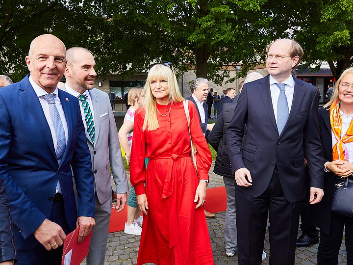 Gäste treffen im Freien zum Festakt ein