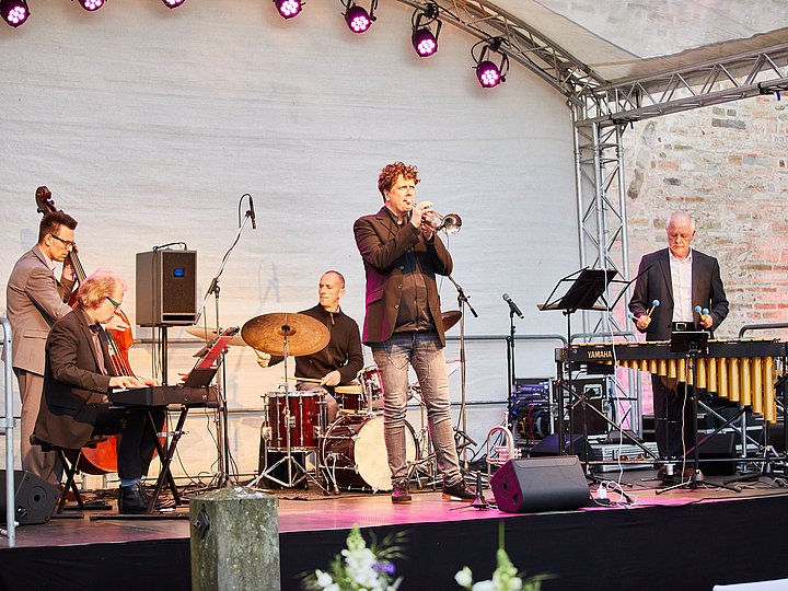 Eine Band spielt auf einer Bühne