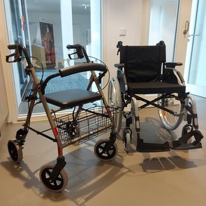An der Infotheke können ein Rollstuhl oder ein Rollator für den Rundgang durch das Museum ausgeliehen werden.
