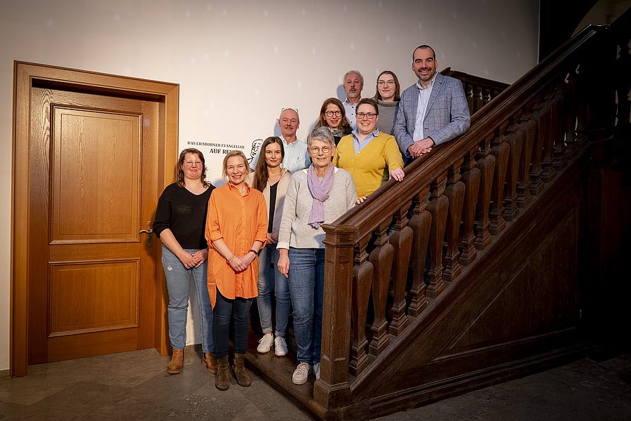 Das Team des Museums Abtei Liesborn, Gruppenaufnahme vor der Klosterfassade