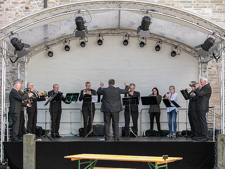 Ein Blechbläserensemble spielt auf der Freilichtbühne