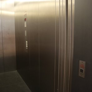 Alle Etagen des Museums sind über einen Fahrstuhl erreichbar.