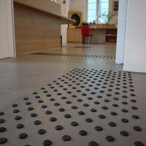 Im Eingangsbereich und in der Ausstellung zum Liesborner Evangeliar führt Sie das Bodenleitsystem sicher durch die Räume.