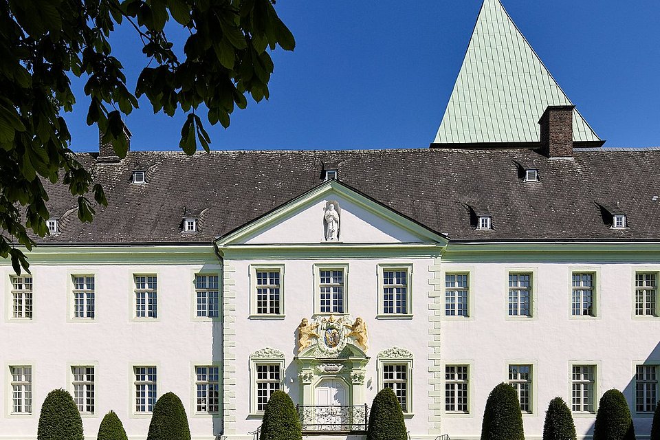 Die barocke Klosterfassade des Museums Abtei Liesborn mit Wappenportal