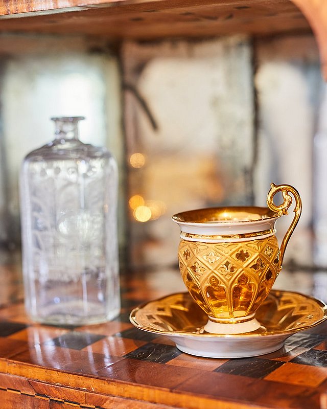Vergoldete Tasse in einem Intarsienschrank, Biedermeier