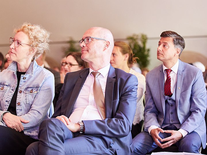 Gäste im Publikum verfolgen den Festakt