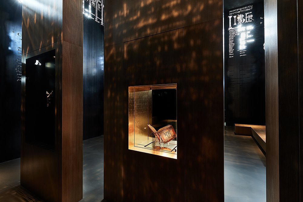 Der abgedunkelte Evangeliarraum mit hohen Stahlwänden und der Vitrine in der Mitte