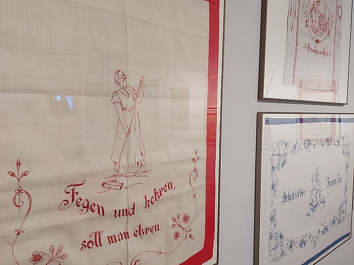 Bestickte Spruchtücher um 1900