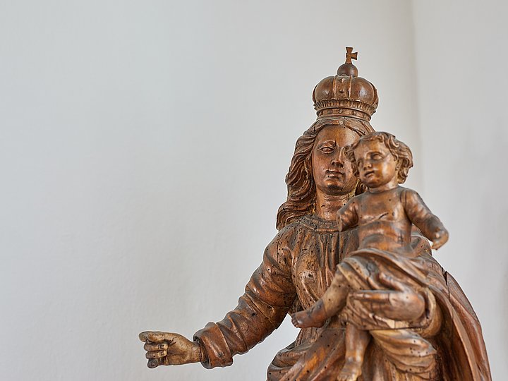 Holzskulptur einer Madonna mit Kind und Krone