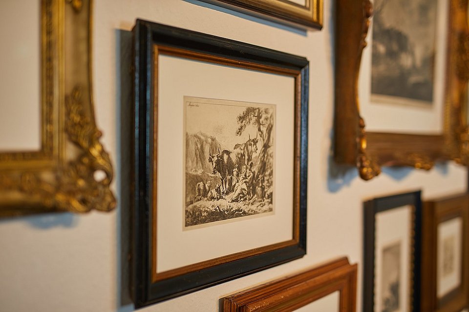 Gerahmte Druckgrafiken an der Wand des Grafikkabinetts