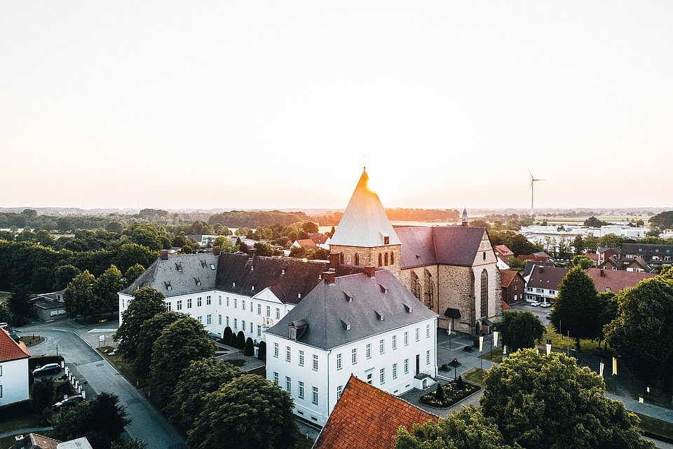 Luftaufnahme der Klosteranlage Liesborn mit dem umgebenden Dorf
