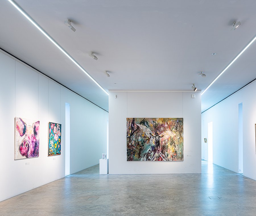 Moderner weißer Ausstellungssaal mit großformatigen farbigen Gemälden