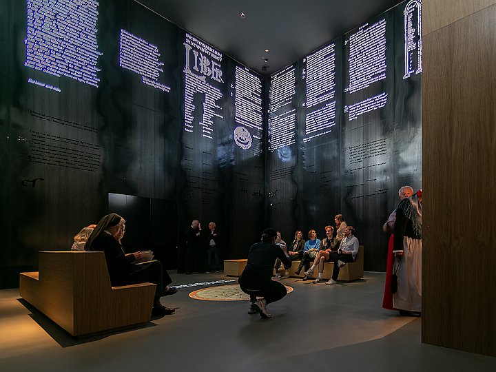 Der Evangeliarraum mit den beschrifteten Stahlwänden