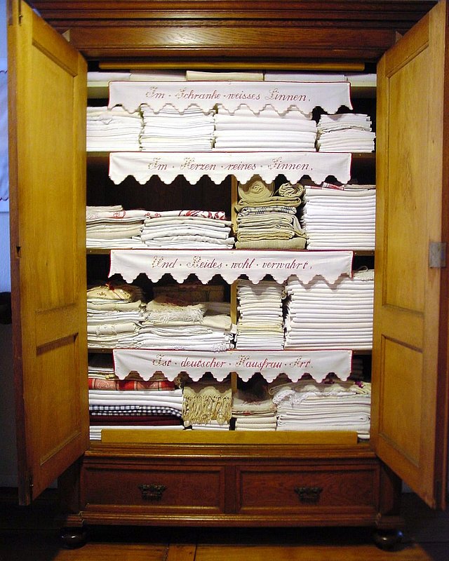 Sprüche im Schrank – Volkskundliche Ausstellung im Museum Abtei Liesborn